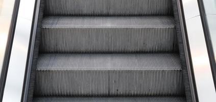 primer plano de los escalones vacíos de una escalera mecánica en una vista en perspectiva. foto