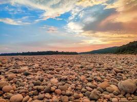 hermosa vista al río con piedra. papel pintado de paisaje natural. foto