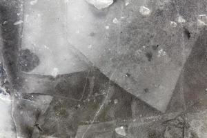 hielo sucio gris en charcos foto