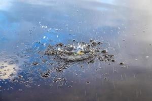 hermosa agua en un lago con agua salpicada y ondas en la superficie con nubes y reflejos de cielo azul foto