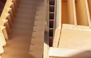 pequeñas cajas de madera para cintas de audio en una vista de perspectiva cercana foto