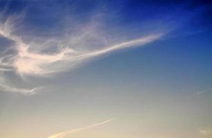 hermoso panorama de nubes naranjas y amarillas al amanecer foto