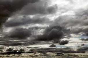 nubes oscuras en el cielo foto