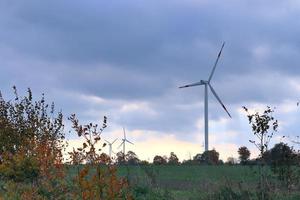 vista panorámica de los molinos de viento de energía alternativa en un parque eólico en el norte de europa foto