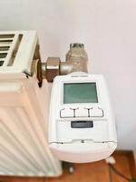 vista de primer plano de un termostato de calefacción. foto