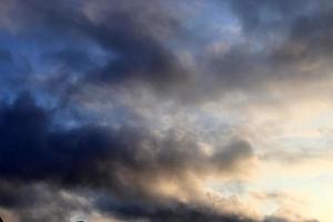 hermoso panorama de nubes naranjas y amarillas al amanecer foto