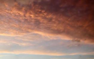 hermoso panorama de nubes naranjas y amarillas al amanecer foto