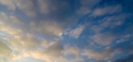 hermoso panorama de nubes naranjas y amarillas al amanecer foto