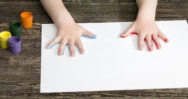 las huellas dactilares del niño en papel foto