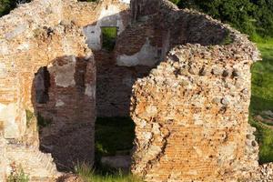 ruinas de un antiguo castillo de ladrillos de arcilla roja foto