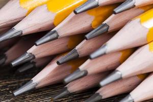 lápices de madera de color sólido con mina gris foto