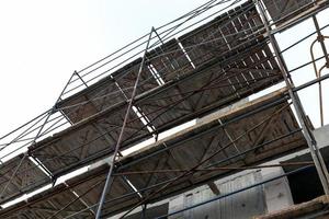 andamios durante la construcción de un edificio de varios pisos foto