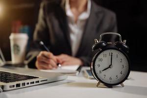 despertador en el escritorio. trabajo de negocios foto