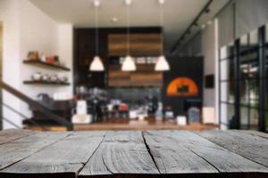 parte superior vacía de los estantes de madera en la cafetería, fondo de la vista frontal del árbol. para mostrar el producto imagen de fondo borrosa, para mostrar el producto foto