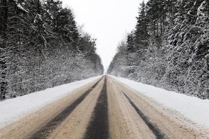 camino pavimentado de invierno foto