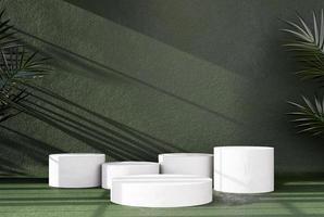 soporte de exhibición de productos de podio con hojas naturales sobre fondo verde. foto