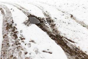 huellas del coche en la nieve foto