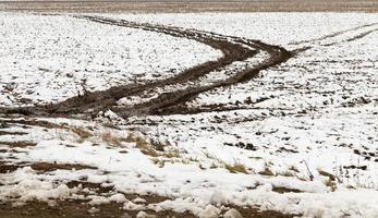 huellas del coche en la nieve foto