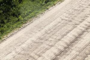 parte de un camino de arena en el campo foto