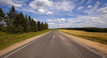 una carretera con una superficie de asfalto para el tráfico foto