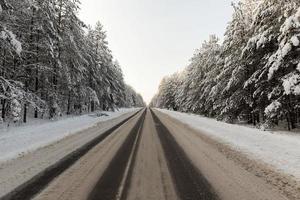 estrecho camino de invierno foto