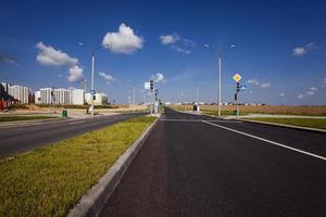 la nueva carretera construida en el nuevo distrito de la ciudad en construcción foto