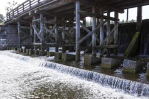 viejo puente de madera foto