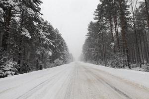 camino de invierno bajo la nieve foto