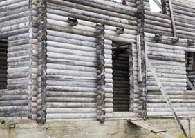 casa de troncos y madera foto