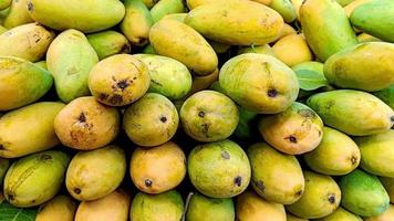 tas de fond de mangues jaunes mûres fraîches video