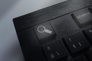 teclado con botón de búsqueda. concepto de búsqueda de información de datos de navegación en Internet. foto