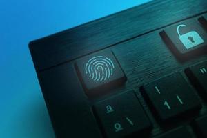 concepto de tecnología de seguridad de huella digital en el teclado. desbloquear usuario. tecnología mundial. protección de datos y ciberseguridad. foto