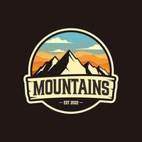 ilustración del logotipo al aire libre del paisaje montañoso. vector