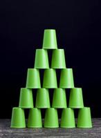 un montón de vasos de bebidas de plástico verde foto