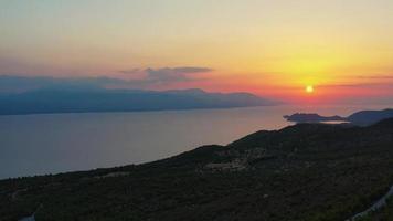 imágenes de drones de la puesta de sol en la montaña gerania grecia 1080p video