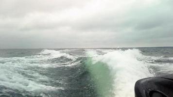 Salpicaduras de olas del motor en lancha rápida video