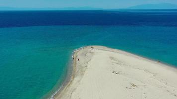 drone voando sobre akti kassandra halkidiki beach grécia video