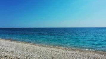 drone vuela sobre la playa horefto grecia 4k video