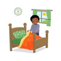 lindo niño africano haciendo la cama arreglando la almohada y la cubierta de la cama haciendo sus tareas domésticas por la mañana en casa vector