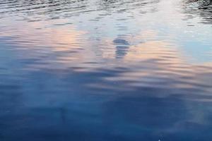 vista detallada de las superficies de agua con ondas y ondas y la luz del sol reflejada en la superficie foto