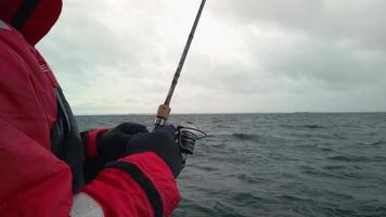 pescador jig bacalao en un bote pequeño 1080p video
