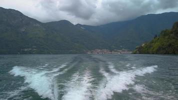 espirrando rastro após barco lago como itália video
