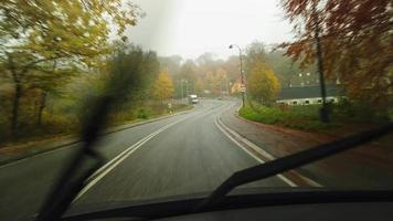 conduite sur une belle route forestière d'automne pluvieuse, séquence vidéo de brian holm nielsen 2 video