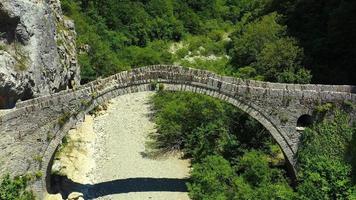 drone survolant l'ancien pont kokkinou grèce video