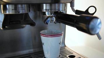 espresso caliente extraído en una taza pequeña, material de archivo de brian holm nielsen video