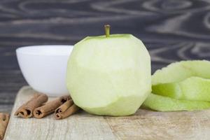 cortar manzana verde pelada foto