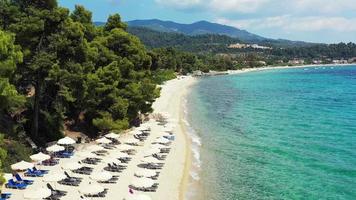 drone vliegt over strand lagomadra griekenland video