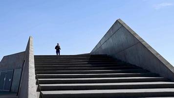 mujer joven atractiva, corriendo escaleras abajo en tiempo real, material de archivo de brian holm nielsen video