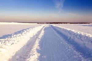 camino de invierno. pista. foto