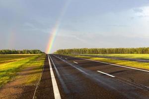 arco iris en el camino foto